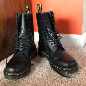 Dr. Martens 1490 10 Eye Boot